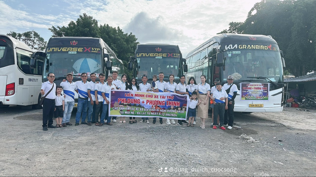 Hoàng Khánh hỗ trợ khách hàng đặt xe